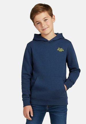 Marineblauwe hoodie van zachte stof, met een kangoeroezak en een geel logo op de borst. Klassiek ontwerp met geribbelde manchetten en zoom.
