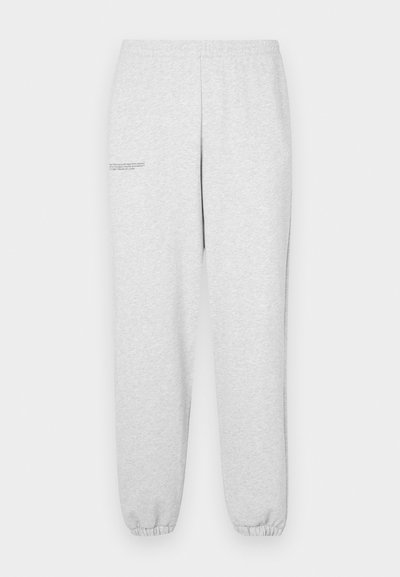 Grå sweatpants i blødt stof med elastisk linning og manchetter. Har en lille tekstdetalje på venstre lår, lige ben-design.
