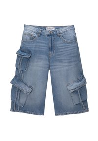 Pantalones cortos cargo de denim con un lavado azul desvaído, que presentan múltiples bolsillos laterales grandes, un corte recto y cinturilla con pasadores.