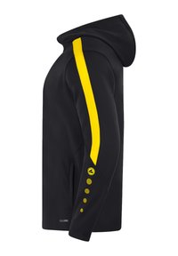 Svart huva jacka med en gul texturerad rand på ärmen, sidofickor och cirkulär gul logotyp och knappar på ärmen.