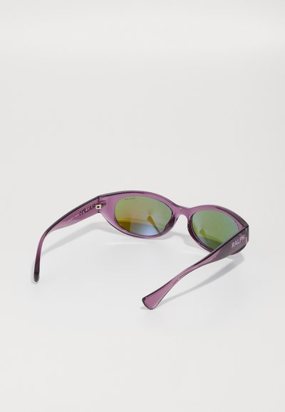 Occhiali da sole in plastica viola con lenti verde scuro. Design sottile e angolare con steli sottili che presentano il logo "RALPH" su un lato.