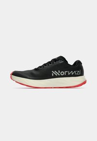 Chaussure de sport noire avec une tige texturée, logo blanc et semelle rembourrée. Les accents rouges sur la semelle extérieure améliorent la visibilité. Design à lacets.