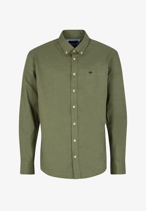 Žalias mygtukų marškinis, pagamintas iš tekstūruoto audinio, su krūtine kišenė, baltais mygtukais ir apvaliu hemu.