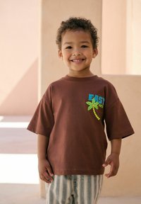 Next REGULAR FIT - SHORT SLEEVE GRAPHIC  - T-shirt imprimé - brown easy days