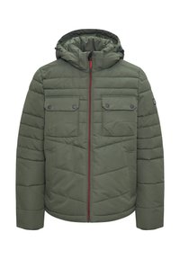 Doudoune vert olive avec fermeture éclair à l'avant, zip d'accent rouge, deux poches poitrine avec rabats à pression et une capuche détachable. Texture matelassée.