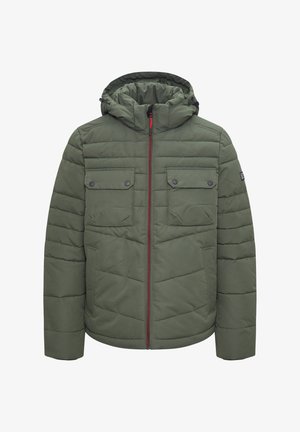 Olivgrüne Steppjacke mit Reissverschluss vorne, rotem Akzent-Reissverschluss, zwei Brusttaschen mit Druckknopfklappen und abnehmbarem Kapuzen. Gesteppte Textur.