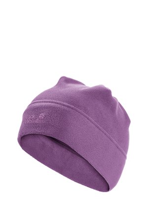 Paarse fleece muts met omgeslagen rand en subtiel merklogo aan de zijkant, getoond op een witte achtergrond.