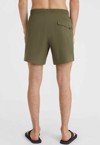 Shorts de bain pour hommes en vert olive, fabriqués en tissu léger. Dotés d'une taille élastique et d'une poche arrière avec fermeture à bouton.