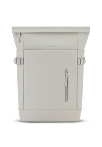 Zaino a compressione grigio chiaro realizzato in materiale testurizzato, dotato di tasca frontale con zip, spallacci regolabili e design minimalista con un logo discreto.
