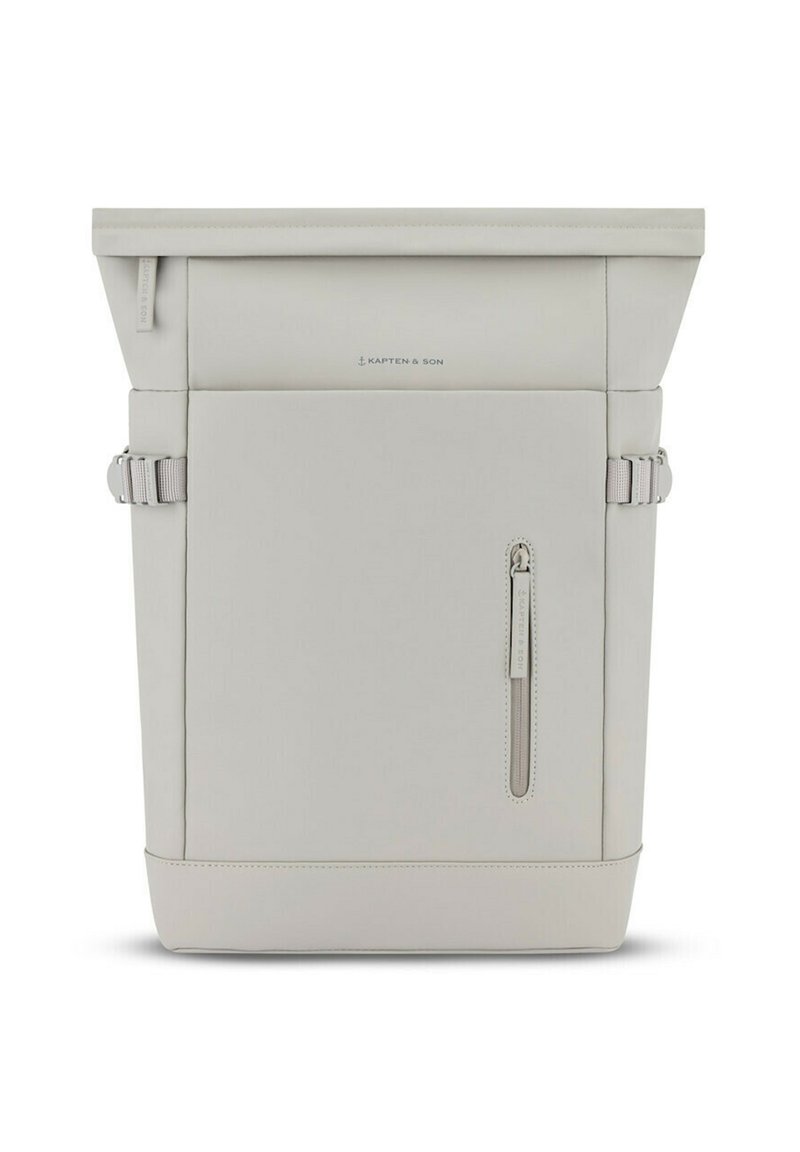 Zaino a compressione grigio chiaro realizzato in materiale testurizzato, dotato di tasca frontale con zip, spallacci regolabili e design minimalista con un logo discreto.
