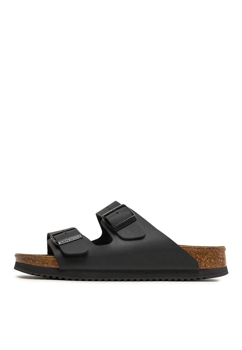 Sandalo nero a due cinghie con fibbie regolabili. Realizzato in materiale sintetico con una soletta testurizzata, intersuola in sughero e suola in gomma.