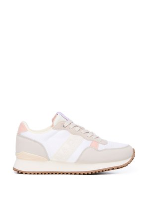 Sneaker basse bianco e beige con accenti rosa, tomaia in mesh e pelle, suola in gomma con motivo a tacchetti, dettaglio del marchio laterale.
