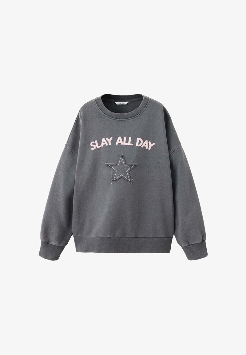 Sweat-shirt gris foncé avec texte rose "SLAY ALL DAY" et une étoile cousue sous le texte sur le devant, avec des manches longues et des poignets côtelés.