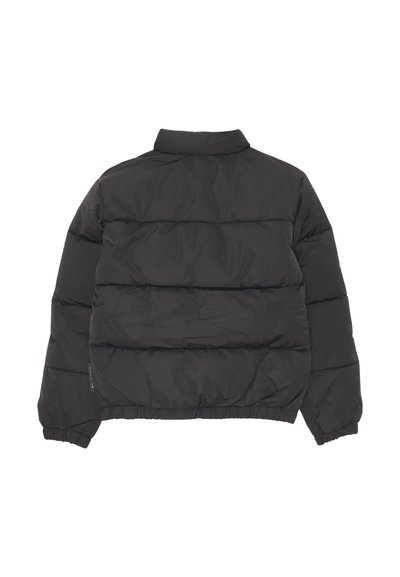 Giubbotto imbottito nero con design trapuntato, colletto alto e polsini elastici. Presenta una silhouette corta e una texture di tessuto liscia e lucida.