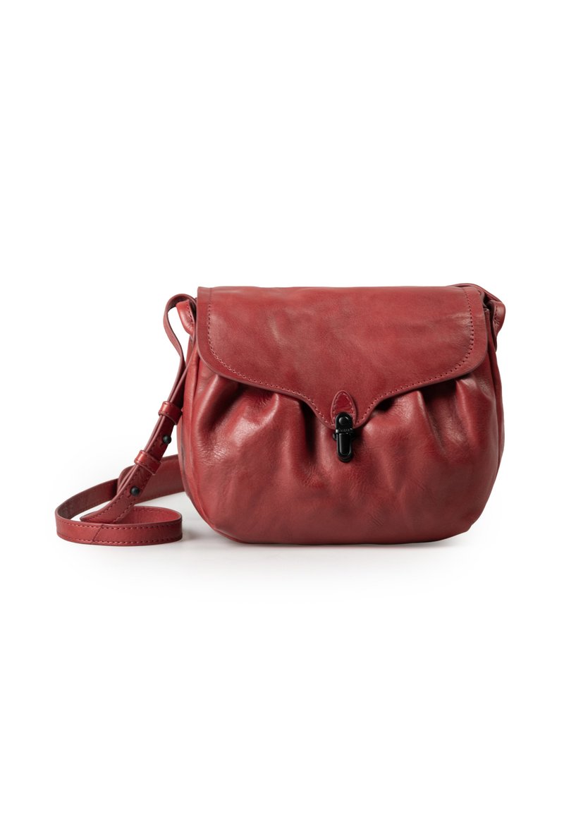 Rote Leder-Crossbody-Tasche mit Klappenverschluss, verstellbarem Trageriemen und subtiler Textur. Besitzt einen schwarzen Akzentverschluss und eine weiche Silhouette.