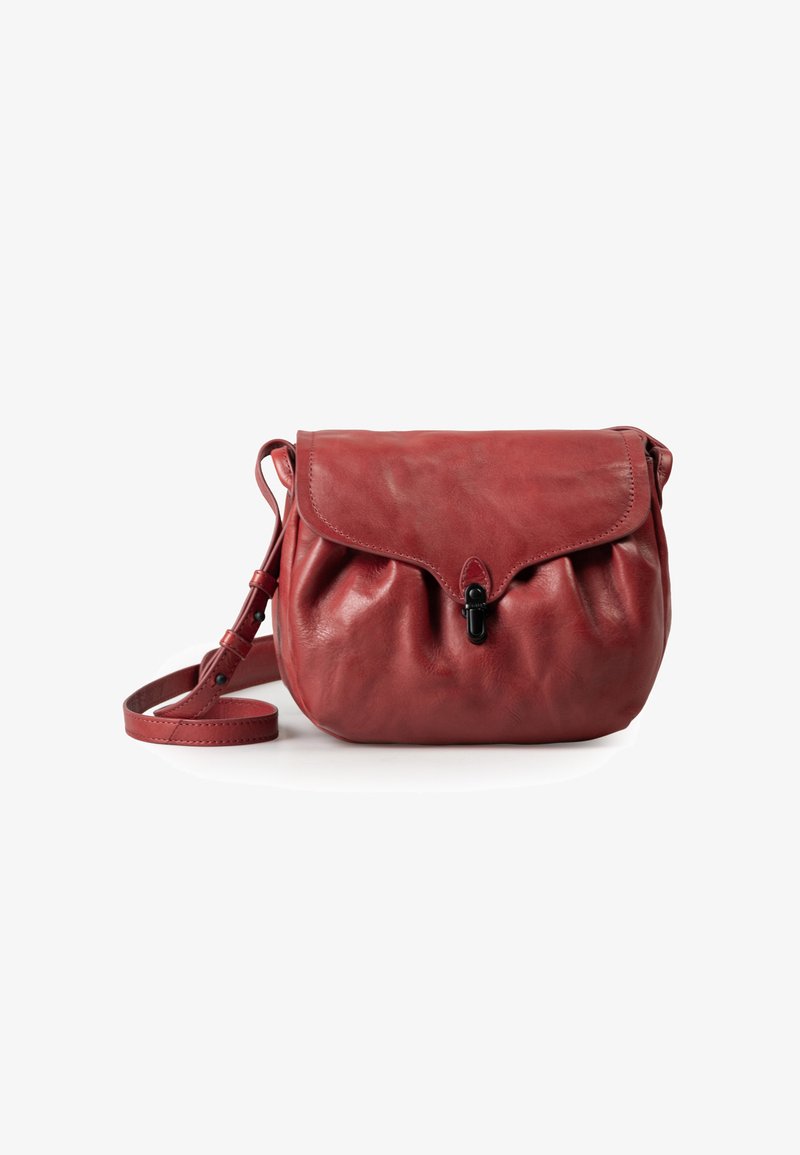 Rote Leder-Crossbody-Tasche mit Klappenverschluss, verstellbarem Trageriemen und subtiler Textur. Besitzt einen schwarzen Akzentverschluss und eine weiche Silhouette.