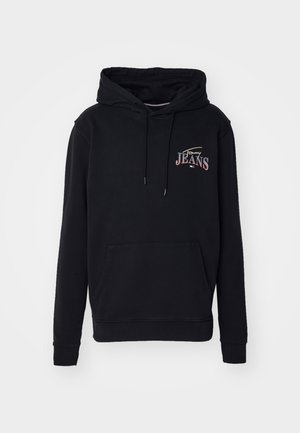 Czarna bluza z kapturem, kieszenią z przodu i sznureczkami, z małym logo "Tommy Jeans" na górnej lewej części klatki piersiowej.