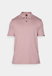 Chemise polo rose en tissu doux, dotée d'un col, d'une patte de boutonnage à trois boutons et de manches courtes. Comprend un petit logo sur la manche.