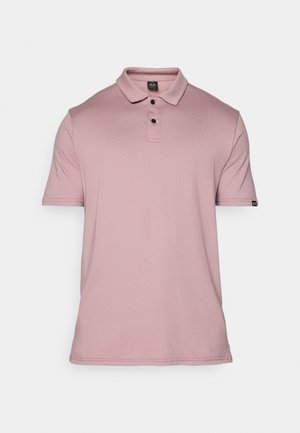 Růžová polokošile vyrobená z měkké tkaniny, s límečkem, tříknoflíkovou légu a krátkými rukávy. Obsahuje malý logo detail na rukávu.