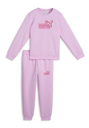 Fioletowa bluza z długim rękawem oraz dopasowane spodnie dresowe z różowym logo Puma na piersi i lewym udzie.