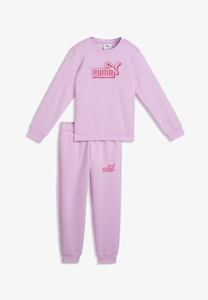 Fioletowa bluza z długim rękawem oraz dopasowane spodnie dresowe z różowym logo Puma na piersi i lewym udzie.