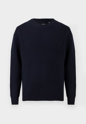 Suéter de punto acanalado azul marino con cuello redondo y mangas largas, exhibido sobre un fondo blanco.