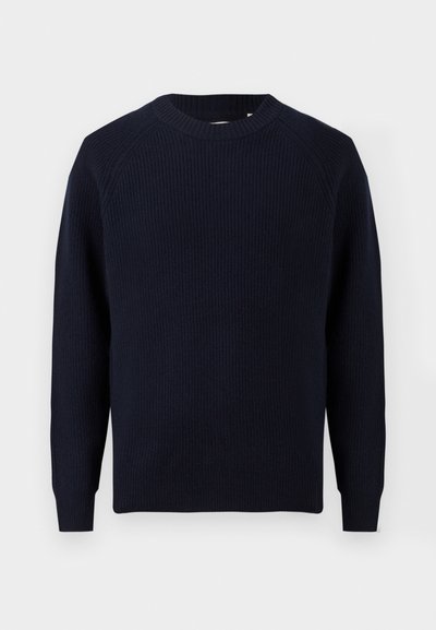 Μπλε ναυτικό ριμπ πλεκτό πουλόβερ με στρογγυλή λαιμόκοψη και μακριά μανίκια, παρουσιασμένο σε λευκό φόντο.