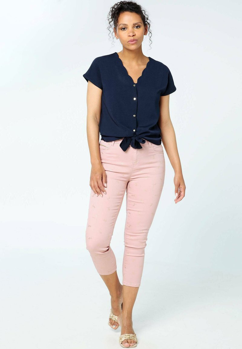 Cassis SCHMALE MIT BLUMENMUSTER UND DEKORATI - Trousers - pink - Zalando
