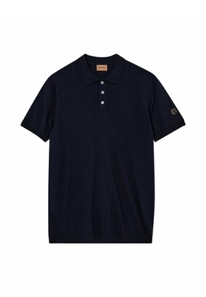 Tumesinine lühikeste varrukatega polosärk, millel on kolm valget nuppu ja vasakul varrukal väike tikitud logo.