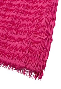 Tessuto rosa testurizzato con bordi frangiati, caratterizzato da un motivo ondulato e una finitura liscia, che mette in risalto un colore vivace e un design unico.