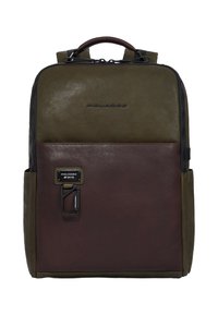 Rucksack aus braunem und olivfarbenem Leder mit Tragegriff oben, verstellbaren Riemen, vorne Reißverschlusstasche und gebrandeter Hardware. Glatte Textur und strukturierte Form.