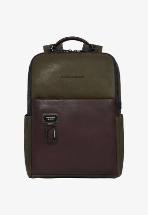 Rucksack aus braunem und olivfarbenem Leder mit Tragegriff oben, verstellbaren Riemen, vorne Reißverschlusstasche und gebrandeter Hardware. Glatte Textur und strukturierte Form.