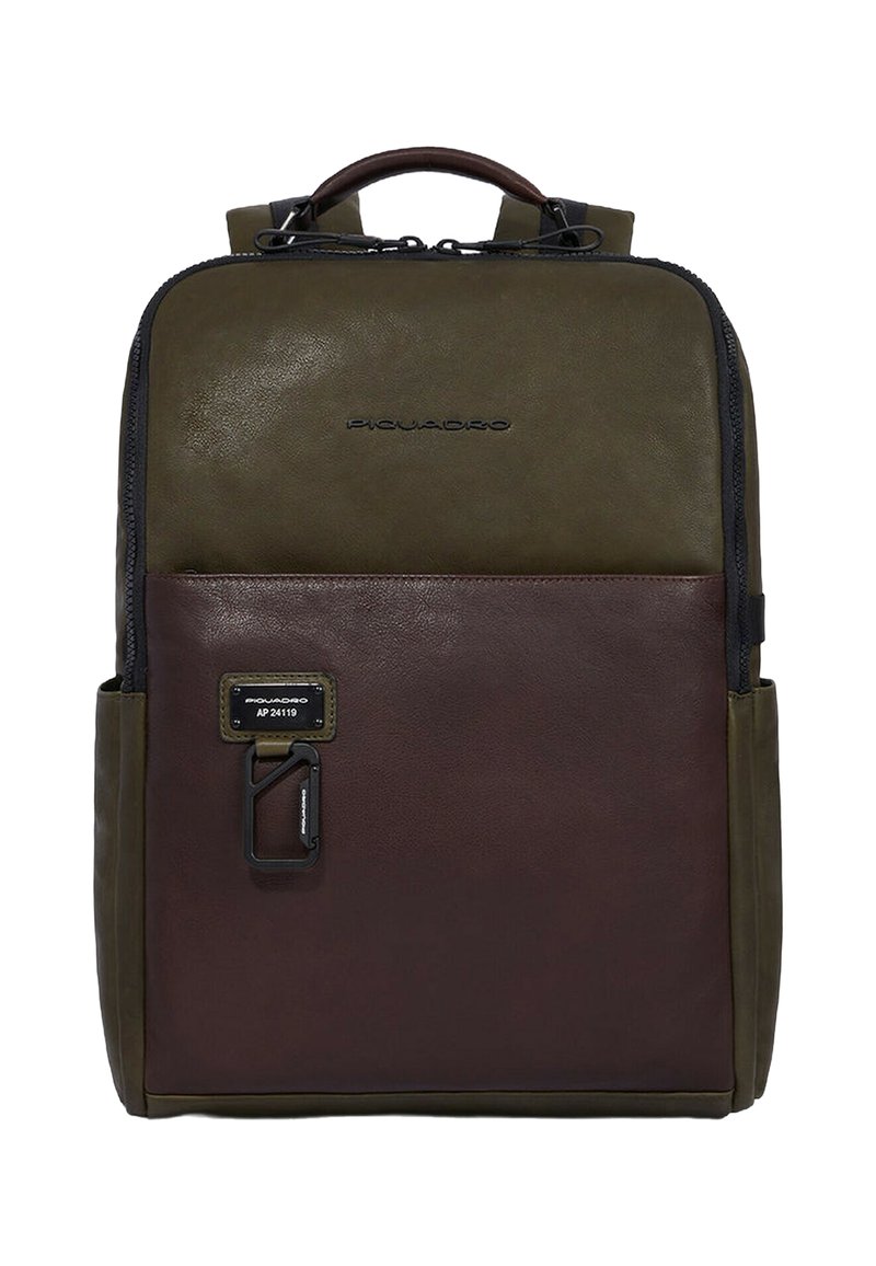 Rucksack aus braunem und olivfarbenem Leder mit Tragegriff oben, verstellbaren Riemen, vorne Reißverschlusstasche und gebrandeter Hardware. Glatte Textur und strukturierte Form.