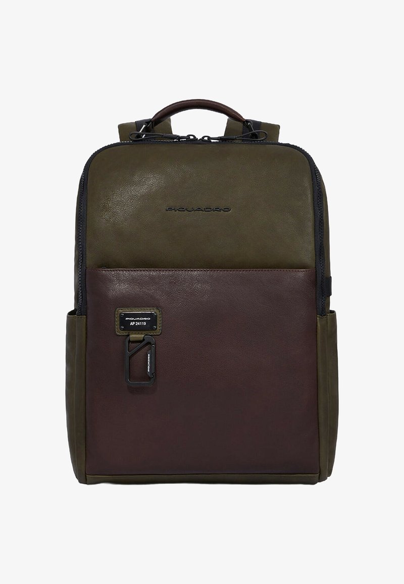 Rucksack aus braunem und olivfarbenem Leder mit Tragegriff oben, verstellbaren Riemen, vorne Reißverschlusstasche und gebrandeter Hardware. Glatte Textur und strukturierte Form.