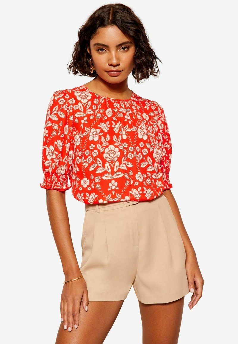 Friends Like These ROUND NECK SHIRRED CUFF SHORT SLEEVE - Blúz - red floral