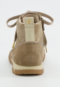 Tan suede kulkšnai batai su apvaliu pirštu, su auksine užtrauktuku, audinio traukimo kilpele ir minkštu padu. Tekstūruota apdaila su švelniais akcentais.