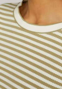 Haut rayé avec un col rond ; présente des rayures alternées vert olive et blanc ; tissu texturé ; col et ourlet côtelés.