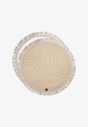 Pyöreä beige leikkimatto, jossa hienovaraiset piste- ja kaarikuviot, hapsutetut reunat ja pehmeä pehmuste alapinnan käyttöön.