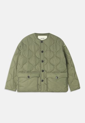 Casaco acolchoado verde-oliva com gola redonda, botões pretos e dois bolsos frontais com botão, apresentando um padrão de textura ondulada.