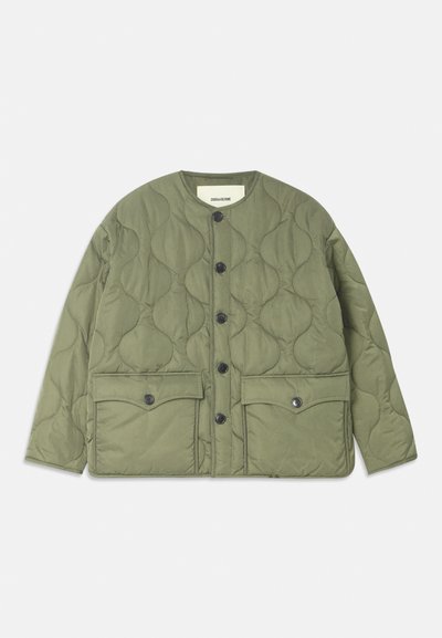 Veste en olive matelassée avec un col rond, des boutons noirs et deux poches à boutons à l'avant, présentant un motif de texture ondulé.
