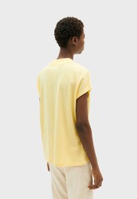 Thinking Mu HERE COMES THE SUN - Triko s potiskem - light yellow