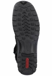 Semelle de chaussure noire avec un motif de semelle texturé pour une meilleure adhérence. Présente un design profil bas, un talon pointu et un logo "rieker" rouge. Taille 37.