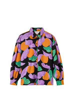 Camisa de manga larga con botones en negro, que presenta grandes patrones florales en púrpura, naranja y verde con un acabado de tela texturizada.