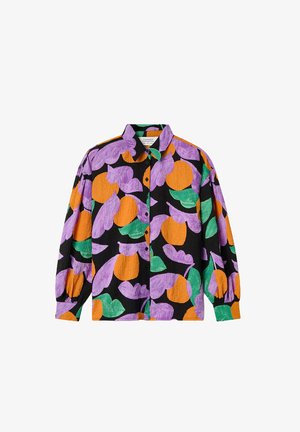 Camisa de manga larga con botones en negro, que presenta grandes patrones florales en púrpura, naranja y verde con un acabado de tela texturizada.