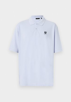 Világoskék pólóing rövid ujjakkal, gallérral, és egy kis hímzett logóval a bal mellen. Puha, texturált pamutanyag.