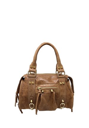 Borsa a mano in pelle marrone con due manici, tasca frontale con cerniera, cinturini con fibbia e dettagli in metallo color oro su sfondo bianco.