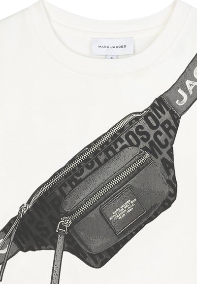 Witte katoenen sweatshirt met een zwarte grafiek van een tas met ritsen, een textuur strap met "JACOBS" in vetgedrukte letters en een logo patch.