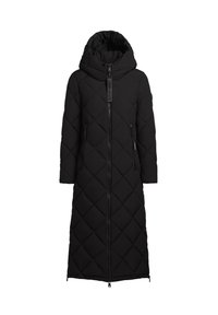 Abrigo largo acolchado negro con capucha, que cuenta con costuras diagonales, un cierre frontal y dos bolsillos laterales. Textura suave y diseño minimalista.