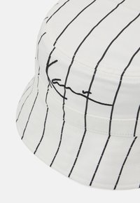 Karl Kani SIGNATURE PINSTRIPE BUCKET HAT UNISEX - Klobouk - white