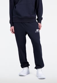 New Balance ESSENTIALS STACKED LOGO FRENCH TER - Pantalones deportivos - black